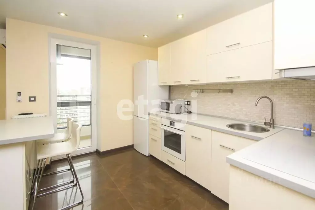 2-к кв. Тюменская область, Тюмень ул. 50 лет Октября, 57А (60.0 м) - Фото 2