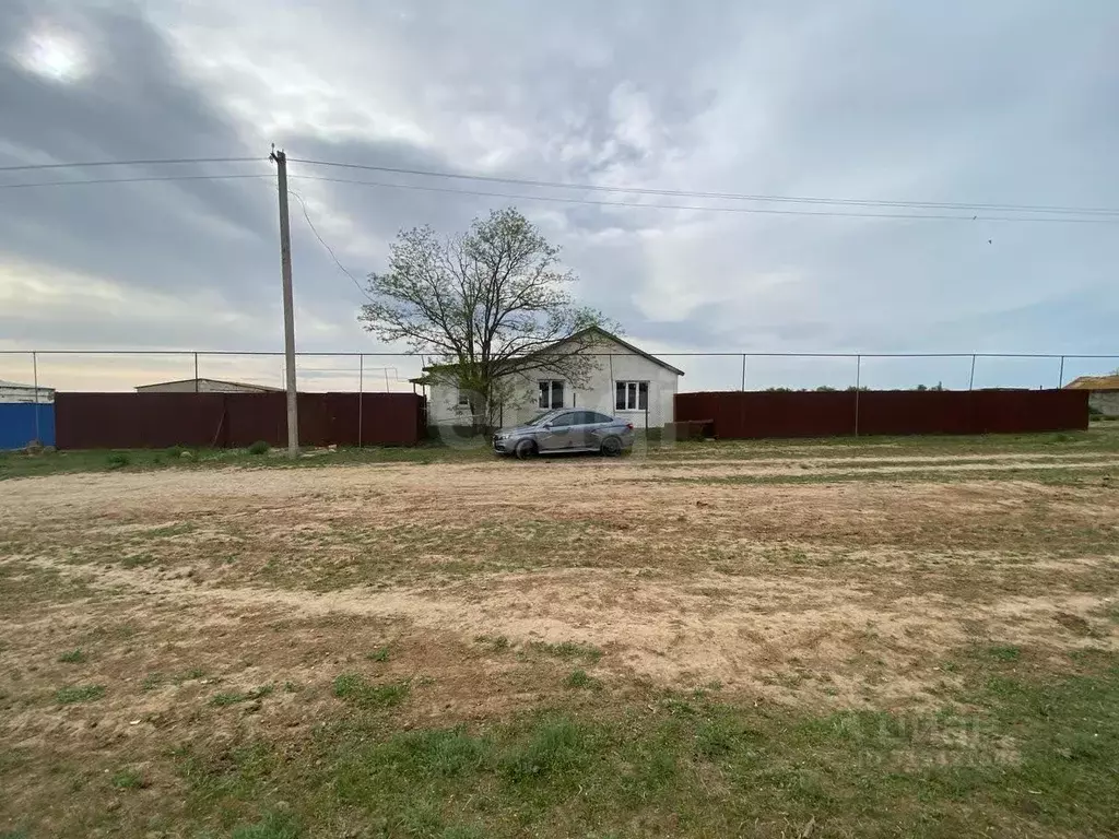 Дом в Калмыкия, Целинный район, пос. Ики-Чонос ул. Городовикова, 21 ... - Фото 1