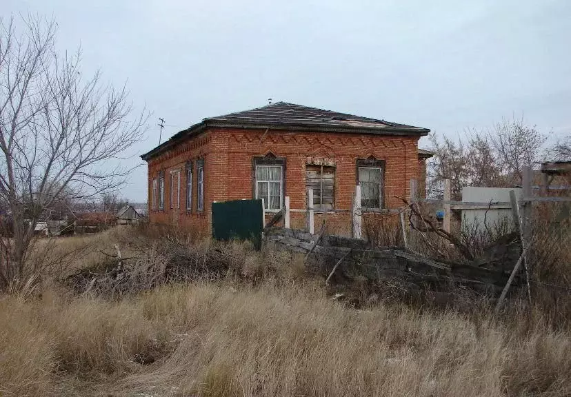 Дом в Саратовская область, Красноармейский район, с. Ахмат Центральная ... - Фото 0