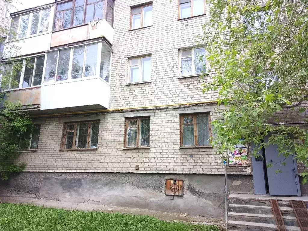 3-комнатная квартира: Екатеринбург, улица Азина, 21 (60 м) - Фото 1