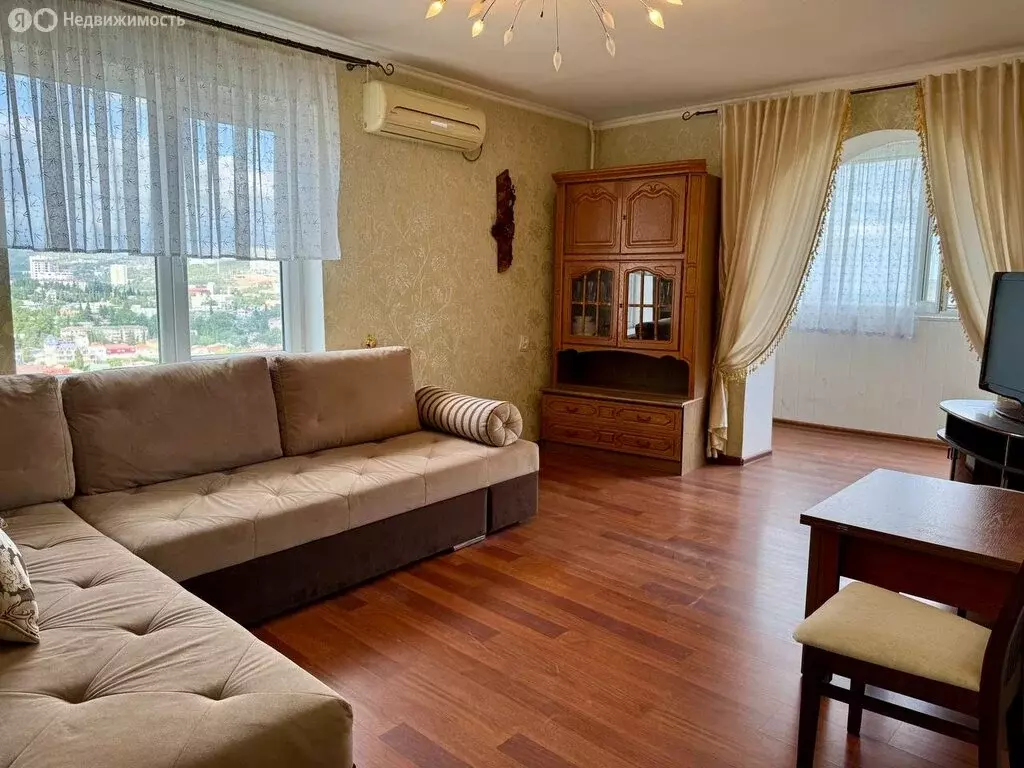 3-комнатная квартира: Алушта, Октябрьская улица, 30 (67.6 м) - Фото 1