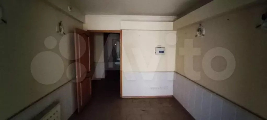 Помещение в цоколе с окном у метро - Фото 0