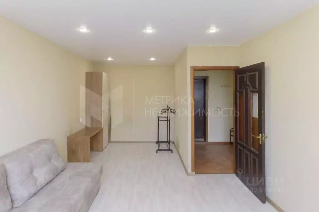 1-к кв. Тюменская область, Тюмень 6-й мкр, ул. Валерии Гнаровской, 10 ... - Фото 1