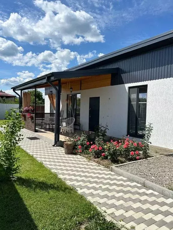 Дом в Адыгея, Майкопский район, Абадзехская ст-ца ул. Крылова (80 м) - Фото 1