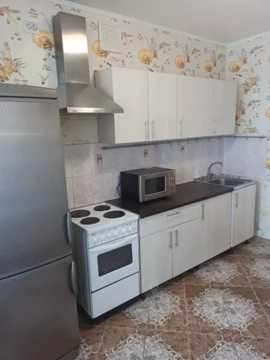 2-к кв. Омская область, Омск ул. Орджоникидзе, 162 (57.0 м) - Фото 0