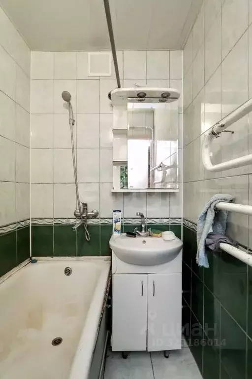 4-к кв. Удмуртия, Ижевск ул. А.Н. Сабурова, 9 (58.6 м) - Фото 0