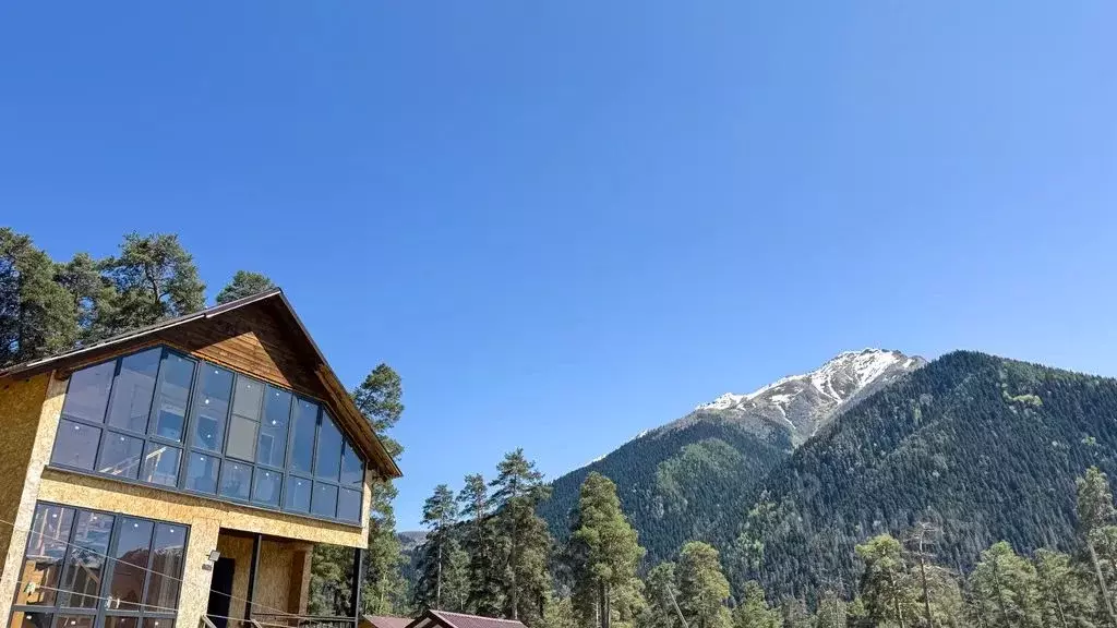 Дом в Карачаево-Черкесия, Зеленчукский район, с. Архыз ул. Мира, 1Б ... - Фото 1