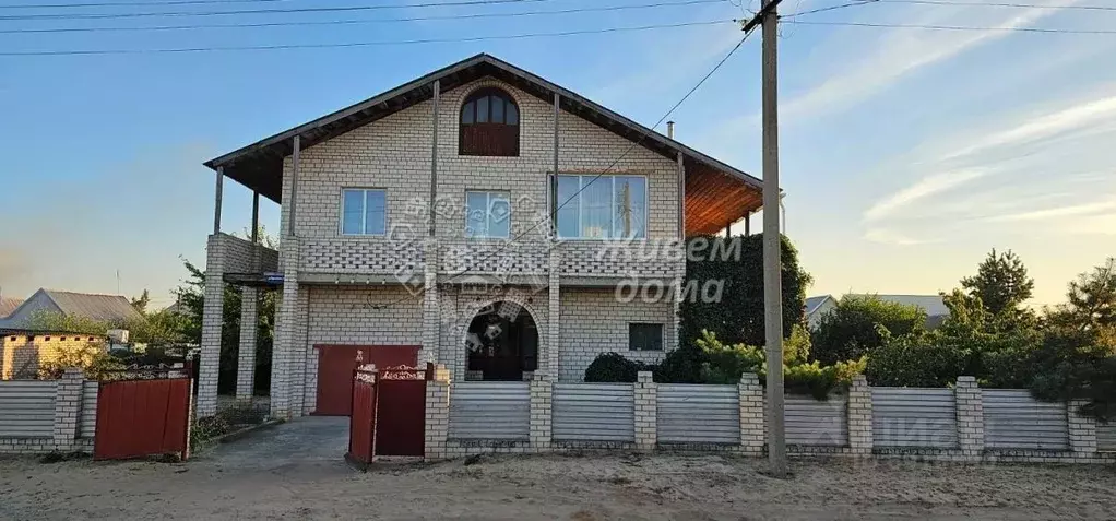 Дом в Волгоградская область, Суровикино ул. Пархоменко (191 м) - Фото 0