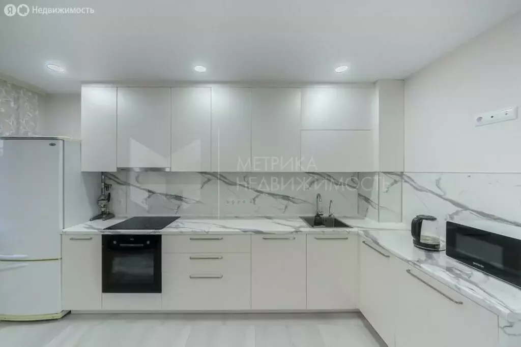 3-комнатная квартира: Тюмень, улица Прокопия Артамонова, 9 (75 м) - Фото 2