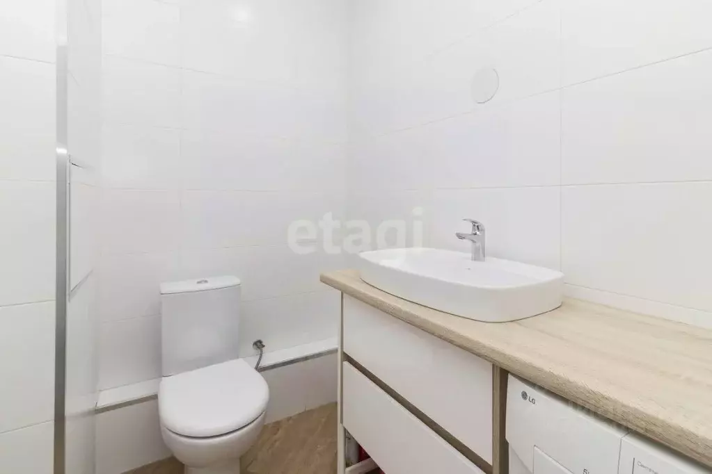 2-к кв. Тюменская область, Тюмень ул. Федюнинского, 56к1 (58.7 м) - Фото 1