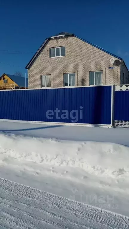 Дом в Башкортостан, Чекмагушевский сельсовет, с. Чекмагуш ул. В. ... - Фото 1