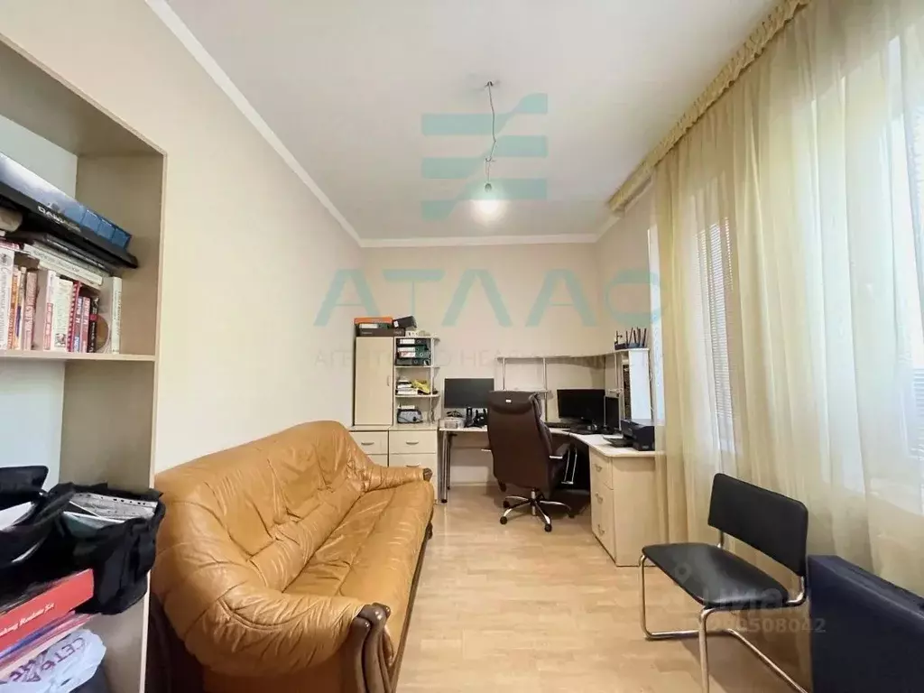 Дом в Крым, Симферополь ул. Зенитная, 34 (500 м) - Фото 0