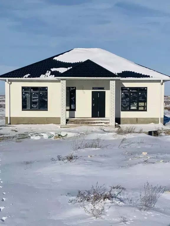 Дом в Астраханская область, Наримановский район, пос. Наримановский ... - Фото 1