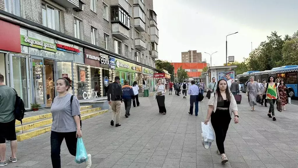 37м2 на Сверхтрафике Выход из метро - Фото 1