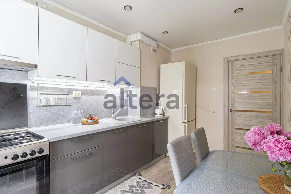 3-комнатная квартира: Казань, улица Сабан, 1А (40 м) - Фото 0