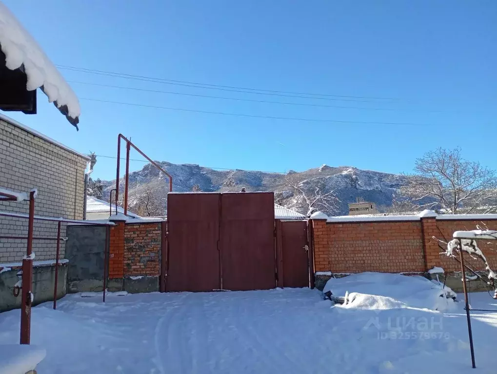 Дом в Карачаево-Черкесия, Карачаевский район, с. Имени Коста ... - Фото 1