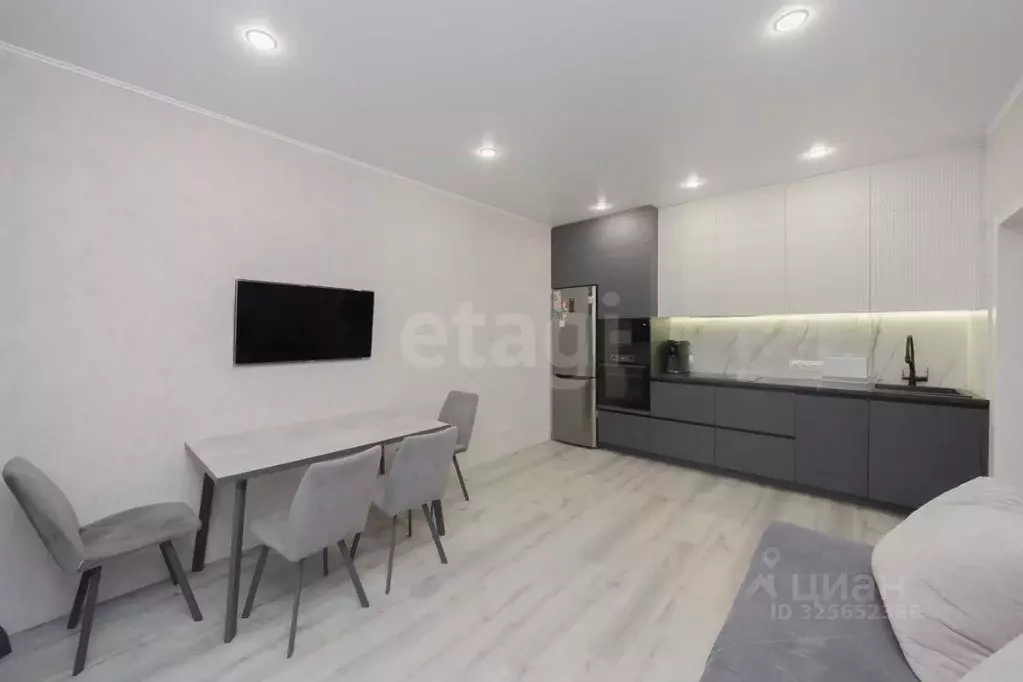 2-к кв. Тюменская область, Тюмень ул. Федюнинского, 30к6 (64.9 м) - Фото 1