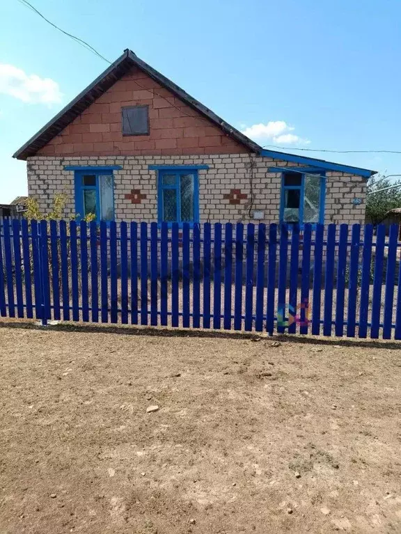 Дом в Калмыкия, Малодербетовский район, пос. Ханата ул. Ленина, 25 (83 ... - Фото 1