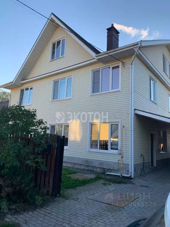 Дом в Санкт-Петербург, Санкт-Петербург, Петергоф ул. Братьев ... - Фото 1