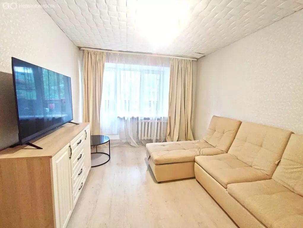 2-комнатная квартира: Арамиль, улица 1 Мая, 79А (50 м) - Фото 1