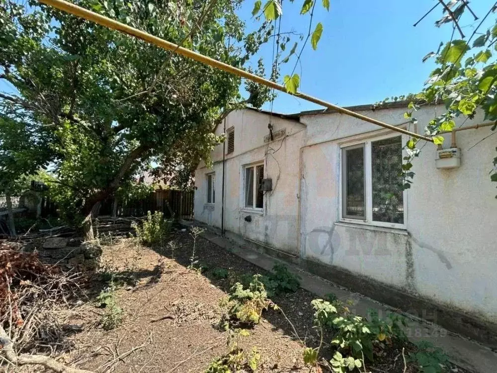 Дом в Крым, Сакский район, Митяевское с/пос, с. Шелковичное ул. ... - Фото 1