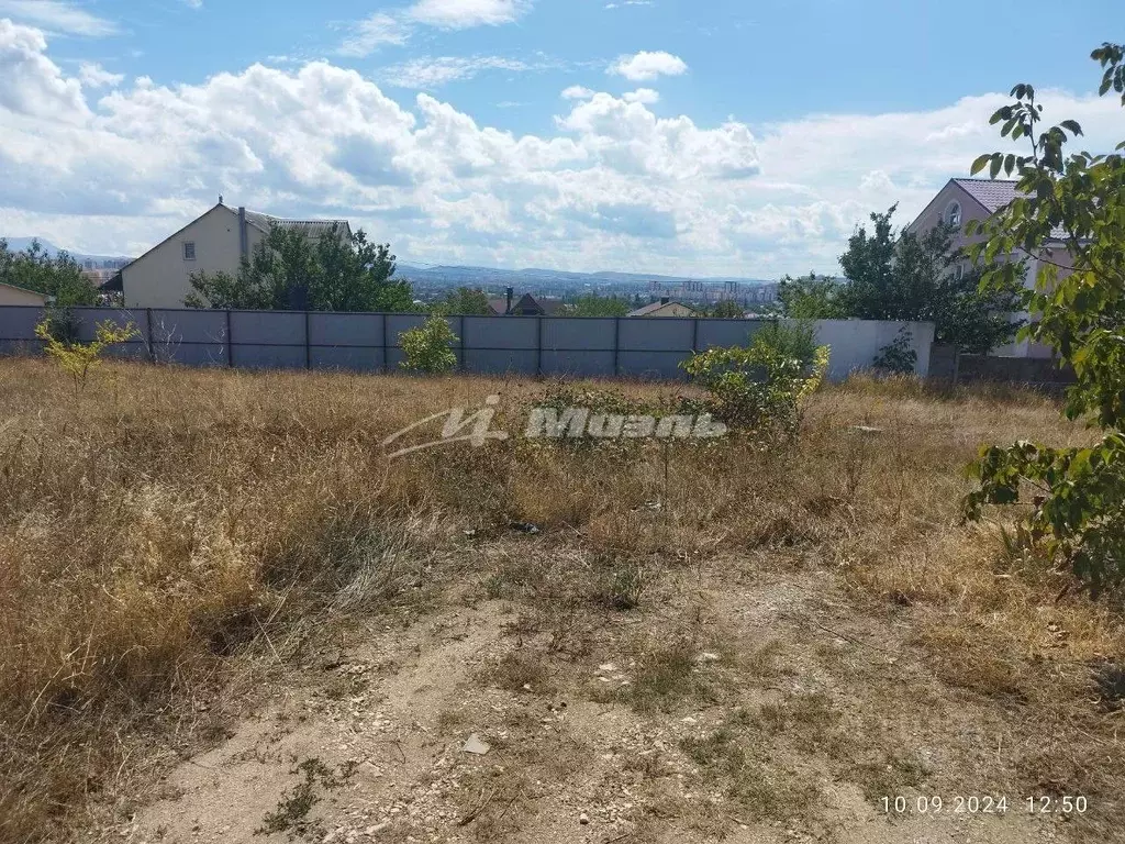 Участок в Крым, Симферопольский район, Молодежное пгт ул. ... - Фото 1