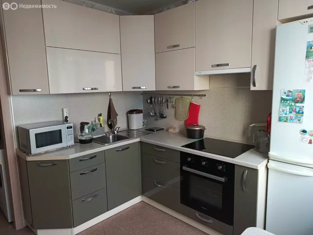 3-комнатная квартира: Уфа, улица Рудольфа Нуреева, 14А (61.8 м) - Фото 1