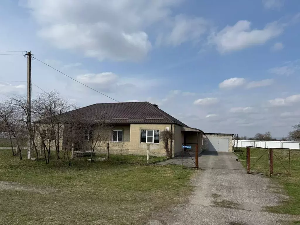 Дом в Кабардино-Балкария, Терский район, с. Дейское ул. Накацева (87 ... - Фото 1