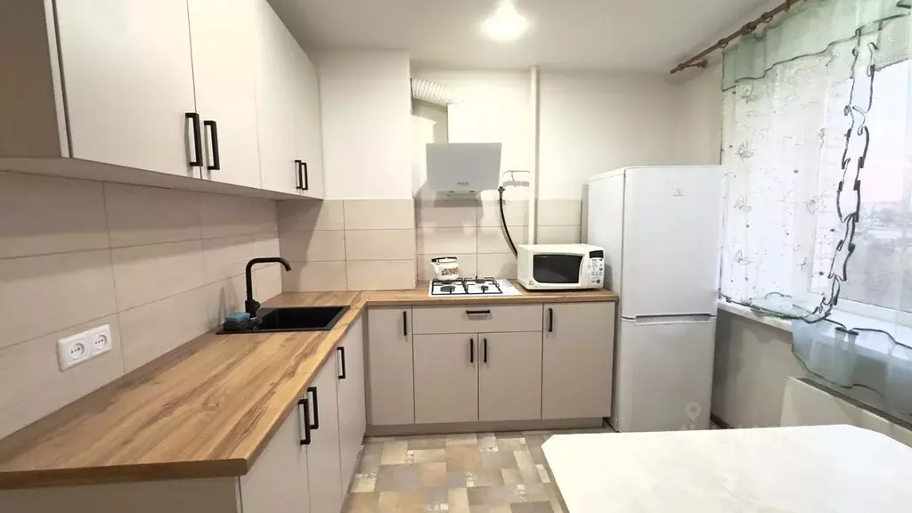 2-к кв. Волгоградская область, Волгоград бул. 30-летия Победы, 17д ... - Фото 0