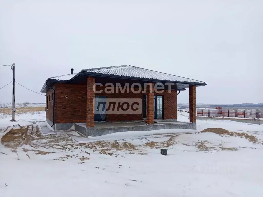Дом в Саратовская область, с. Усть-Курдюм ул. Мусы Джалиля (100 м) - Фото 1