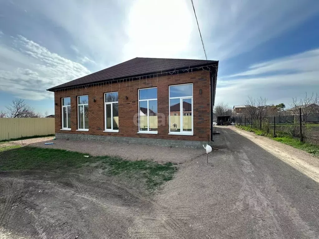 Дом в Ростовская область, Неклиновский район, с. Новобессергеневка ул. ... - Фото 1