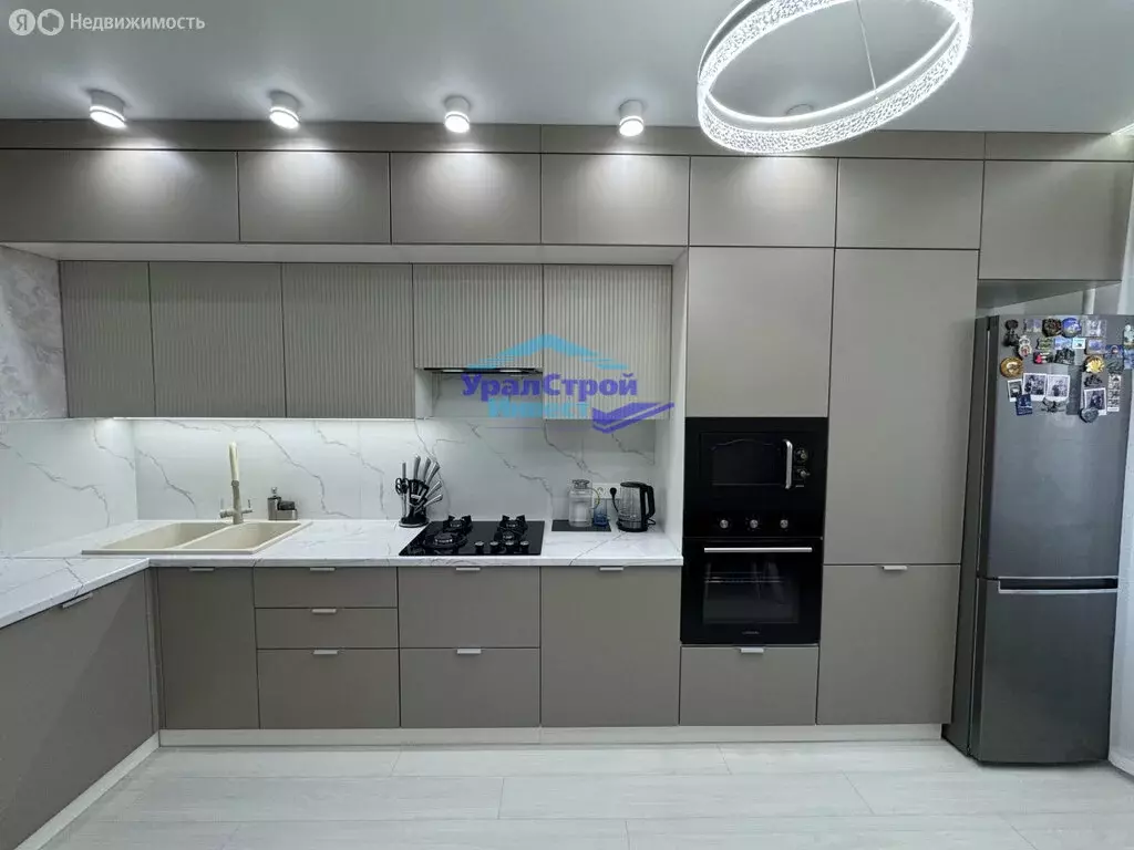 2-комнатная квартира: Октябрьский, 38-й микрорайон, 25 (58.7 м) - Фото 1