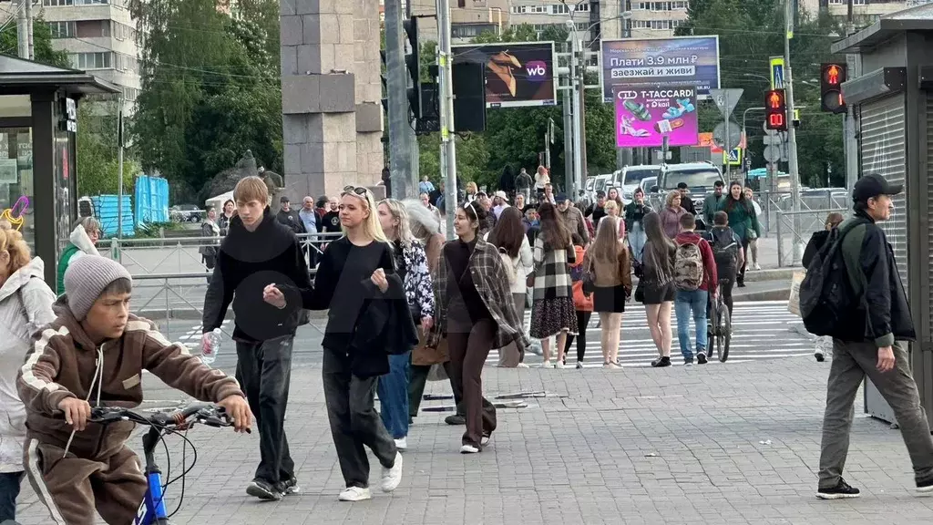 Точка под табак на выходе из метро - Фото 0