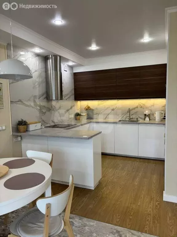 2-комнатная квартира: Тюмень, улица Николая Фёдорова, 28 (80 м) - Фото 1