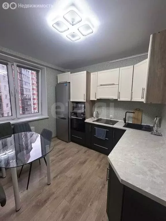 2-комнатная квартира: Омск, улица Б.Г. Шаронова, 25 (56.7 м) - Фото 0