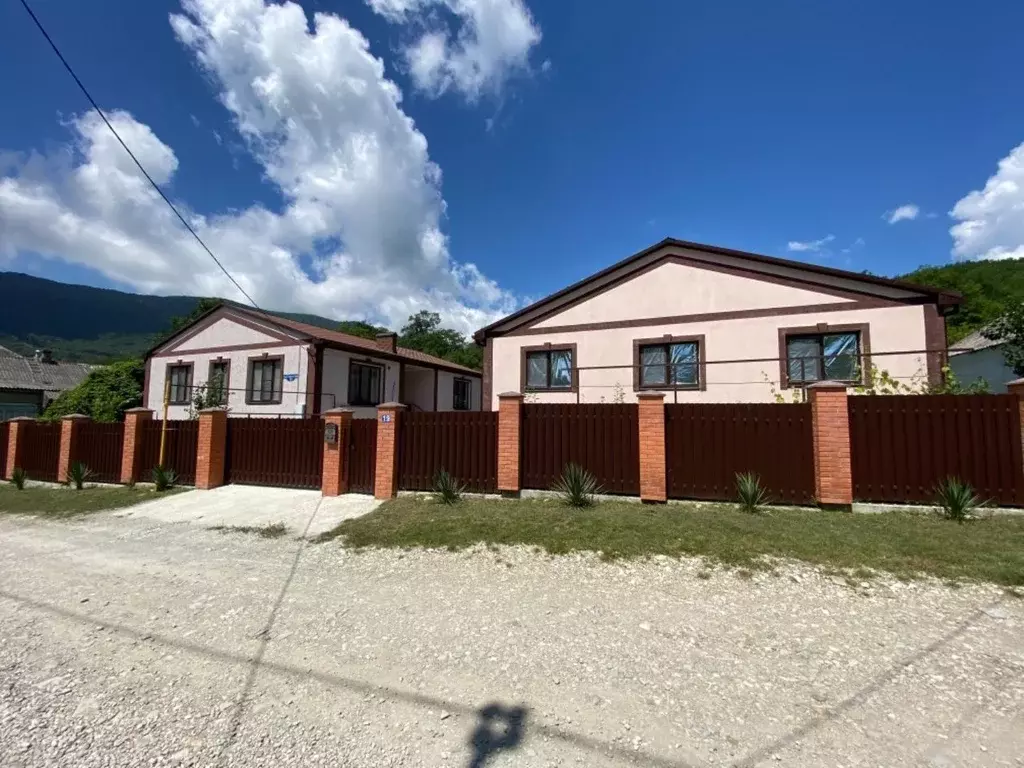 Дом в Краснодарский край, Геленджик городской округ, с. Адербиевка  ... - Фото 1