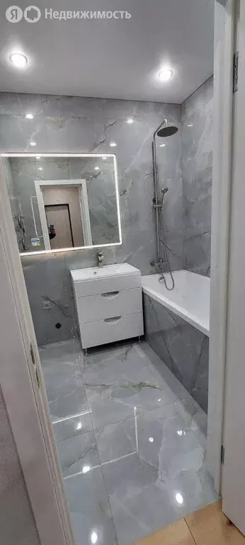 2-комнатная квартира: Октябрьский, улица Рахимьяна Насырова, 11 (57 м) - Фото 1