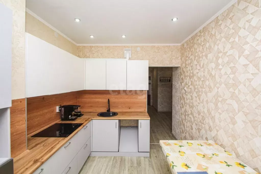 2-к кв. Тюменская область, Тюмень ул. Ветеранов Труда, 9Ак2 (63.4 м) - Фото 1