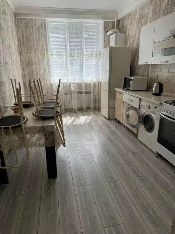 2-к. квартира, 70 м, 1/7 эт. - Фото 1