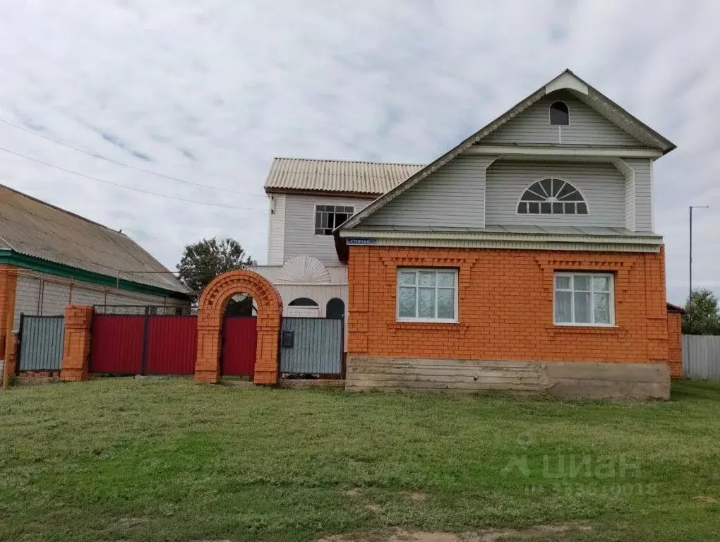 Дом в Оренбургская область, Саракташский район, с. Новочеркасск ... - Фото 1
