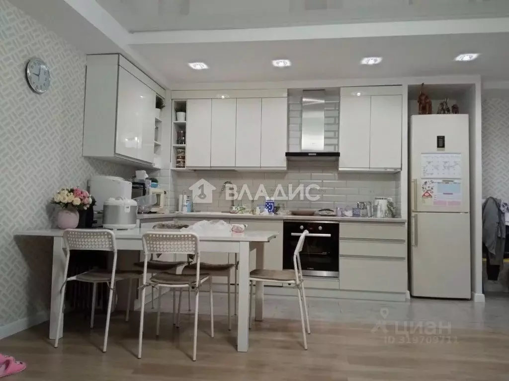 2-к кв. Бурятия, Улан-Удэ Геологическая ул., 28А (70.8 м) - Фото 0