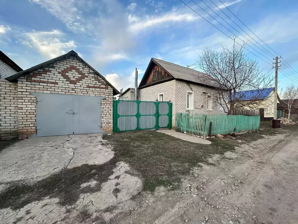Дом в Саратовская область, Хвалынский район, Алексеевское ... - Фото 0