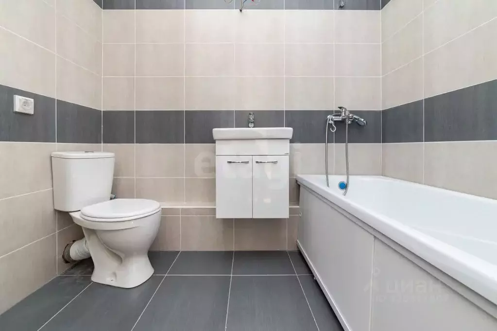 1-к кв. Курганская область, Курган Заозерный жилрайон, 1-й мкр, 22А ... - Фото 1