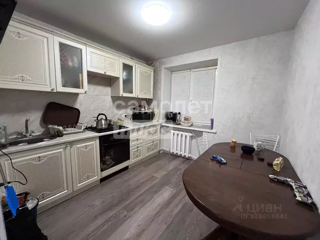 3-к кв. Калмыкия, с. Малые Дербеты ул. Пролетарская, 5 (64.3 м) - Фото 1