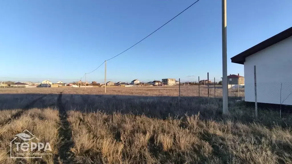 Участок в Крым, Сакский район, с. Молочное ул. Пионерская (6.7 сот.) - Фото 0