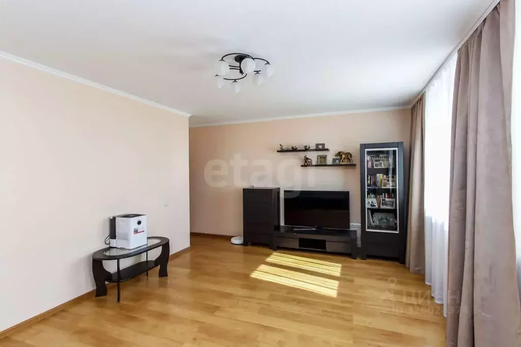 3-к кв. Тюменская область, Тюмень ул. Газовиков, 43 (90.0 м) - Фото 1