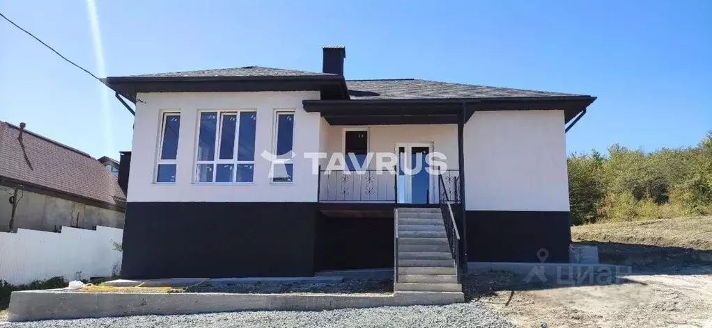 Дом в Крым, Симферопольский район, Добровское с/пос, с. Пионерское ул. ... - Фото 1