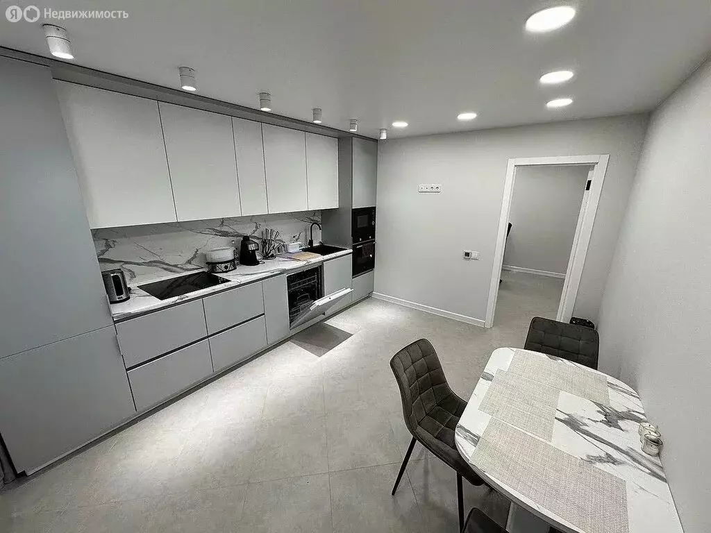 2-комнатная квартира: Тюмень, улица Валентины Трофимовой, 13 (67 м) - Фото 0