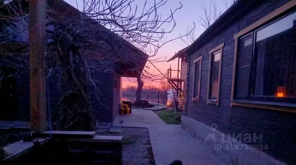 Дом в Астраханская область, Камызякский район, Кировский рп ул. ... - Фото 1