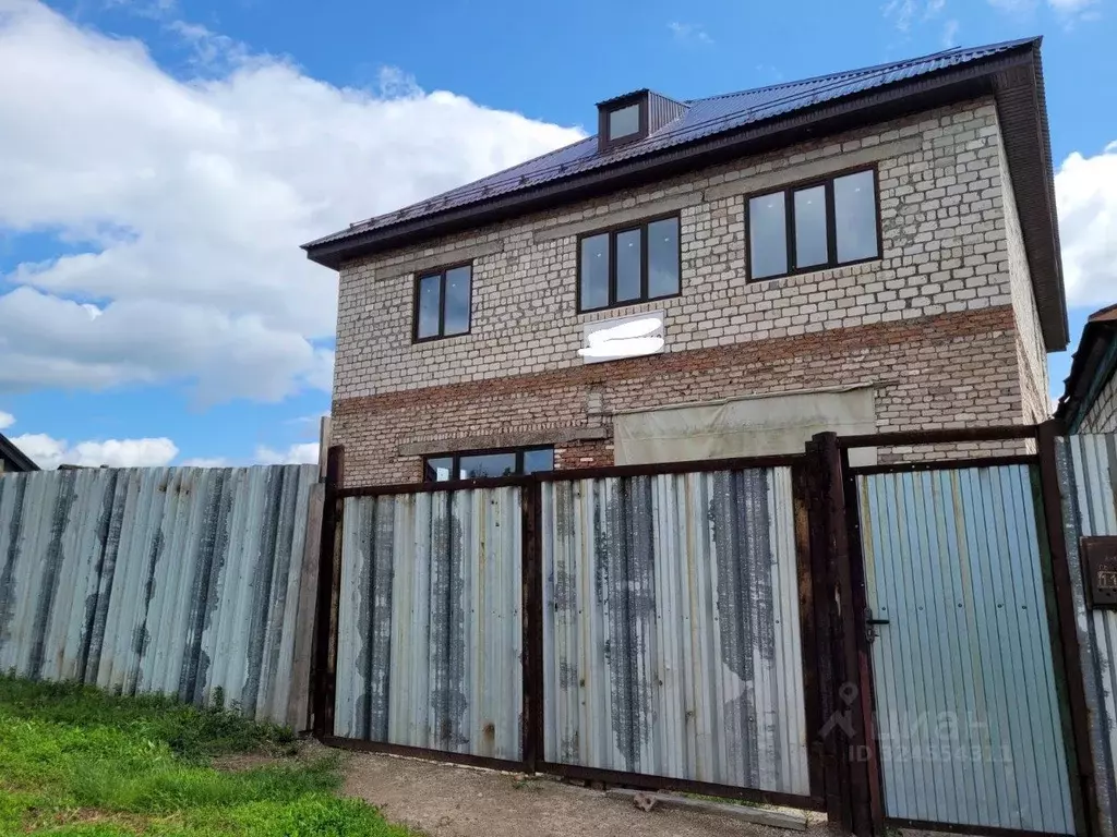 Дом в Оренбургская область, Тоцкий сельсовет, с. Тоцкое ул. Ленина, 2Б ... - Фото 1